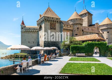 Veytaux Switzerland, 4 luglio 2020 : persone che riposano e ammirano la vista sul lago di Ginevra nella soleggiata giornata estiva e il Castello di Chilllon sullo sfondo a Switz Foto Stock