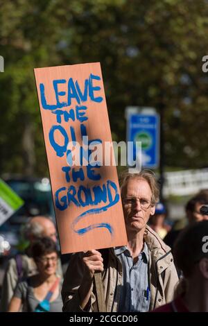 Le persone che partecipano alla marcia del clima popolare. La marcia per l'azione contro il cambiamento climatico a Londra è una delle tante marce che si svolgono in tutto il mondo; in vista di un vertice delle Nazioni Unite sui cambiamenti climatici che si terrà martedì 23 settembre 2014 presso la sede centrale delle Nazioni Unite a New York. Victoria Embankment, Londra, Regno Unito. 21 Set 2014 Foto Stock