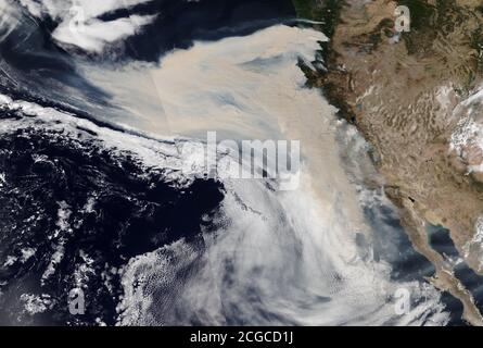 USA - 9 settembre 2020 - una grande nuvola di Fumo da centinaia di incendi che bruciano in diversi Stati Uniti occidentali gli stati sono stati catturati dai satelliti della NASA su Foto Stock