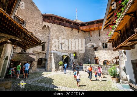 Veytaux Svizzera , 4 luglio 2020 : turisti in cortile all'interno del Castello di Chillon in Svizzera Foto Stock