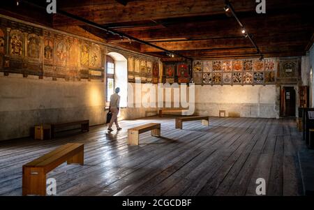 Veytaux Svizzera , 4 luglio 2020 : camera medievale all'interno del castello di Chillon e turistico che passa di fronte ad una finestra a Vaud Svizzera Foto Stock