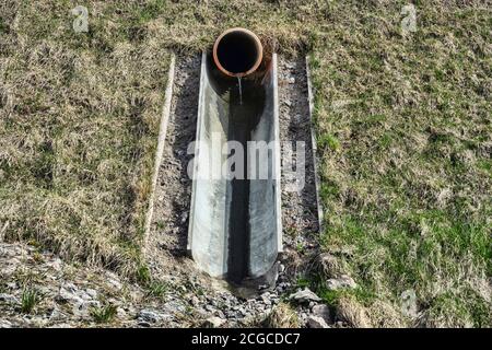 Sistema di drenaggio sotto la strada per rimuovere l'umidità. Costruzione stradale di elementi autostradali Foto Stock