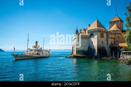 Veytaux Svizzera , 4 luglio 2020 : vaporetto turistico Montreux sul Lago di Ginevra e il castello di Chillon vista con cielo blu chiaro in Vaud Svizzera Foto Stock