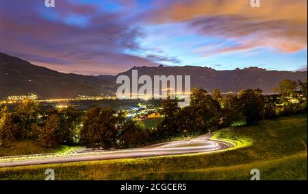 Strada curvilinea verso Vaduz in Liechtenstein Foto Stock