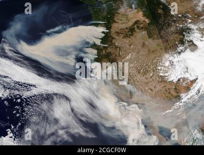 USA - 8 settembre 2020 - una grande nuvola di Fumo da centinaia di incendi che bruciano in diversi Stati Uniti occidentali gli stati sono stati catturati dai satelliti della NASA su Foto Stock