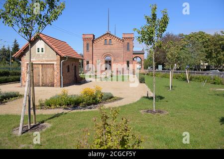 09 settembre 2020, Brandeburgo, Halbe: Stazione ferroviaria imperiale sulla linea ferroviaria Berlino-Görlitz. Per il restauro della stazione, il neozelandese Peter Macky riceve il Premio Brandenburgo per la conservazione dei monumenti storici su 10.09.2020. Il premio è stato assegnato dal 1992 per onorare l'impegno di privati, associazioni e comuni per la conservazione dei monumenti. L'insieme di edifici progettato dall'architetto August Orth nel 1865 consisteva di un edificio pubblico e di una stazione reale. Quest'ultimo era destinato all'Imperatore tedesco Guglielmo i e al suo Foto Stock