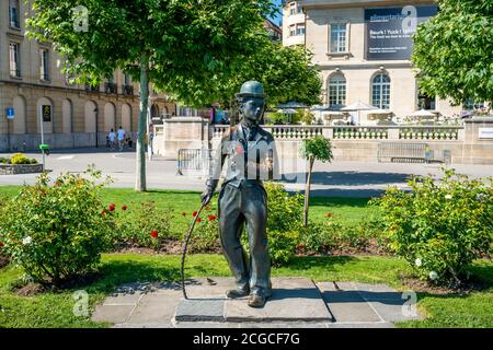 Vevey Switzerland, 4 luglio 2020 : Charlie Chaplin statua commemorativa il Tramp creato dallo scultore britannico John Doubleday sulle banchine di Vevey Svizzerla Foto Stock