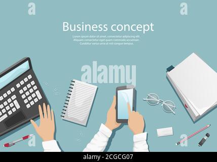 Sfondo piatto con un luogo di lavoro con un computer portatile, una pila di carta, occhiali da vista, una matita e un computer portatile. Un uomo che tiene uno smartphone. Posiziona per il testo Illustrazione Vettoriale