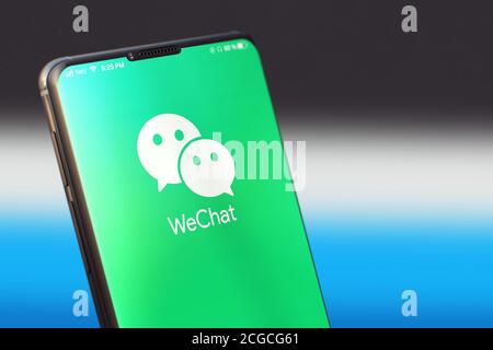 KIEV, UCRAINA-GIUGNO, 2020: Applicazione mobile WeChat sulla schermata del telefono cellulare. Primo piano Studio Shot dello smartphone con l'applicazione WeChat. Foto Stock