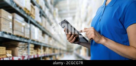 servizio logistico, gestione magazzino e concetto di inventario - lavoratore femminile che utilizza tablet digitale in magazzino. spazio di copia Foto Stock