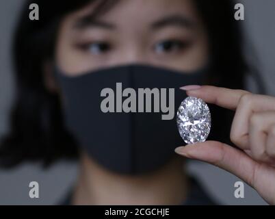 New York, Stati Uniti. 10 settembre 2020. Joanna Gong detiene un "perfetto" 100 Carat Diamond che Sotheby's svela mercoledì 9 settembre 2020 a New York City. Solo sette altri diamanti bianchi internamente impeccabili o impeccabili di colore D oltre 100 carati sono stati venduti all'asta, rendendo questo l'ottavo. Foto di John Angelillo/UPI Credit: UPI/Alamy Live News Foto Stock