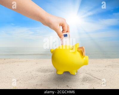 Immagine concettuale sul risparmio di denaro per le vacanze Foto Stock