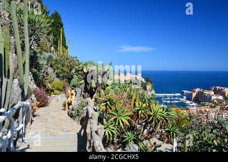 Vista panoramica su Monaco, Fontvieille dal bellissimo giardino esotico. Foto Stock