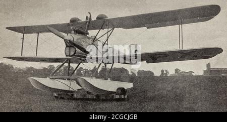 Un giornale che mostra un Fairey Seafox, un aereo da ricognizione britannico degli anni '30 costruito per il Fleet Air Arm e progettato per essere catapultato dal ponte di un incrociatore leggero durante la seconda guerra mondiale. Nel 1939, un Seafox ha partecipato alla Battaglia del River Plate contro la corazzata tedesca, l'ammiraglio Graf Spee, avvistando per i pistoleri navali. Questo si concluse con la distruzione e lo scuttaggio dell'ammiraglio Graf Spee. Foto Stock