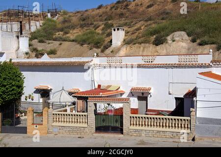 Insediamenti rupestri nel trimestre troglodita (Barriada de las Cuevas), Guadix, provincia di Granada, Andalusia, l'Europa. Foto Stock