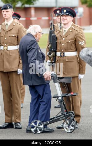 Nel ruolo di Chief Inspecting Officer, il Capitano Sir Tom Moore, ispeziona i soldati junior durante la loro Graduation Parade durante una visita all'Army Foundation College di Harrogate, North Yorkshire, dove è colonnello onorario dell'istituto di addestramento militare del nord. Foto Stock