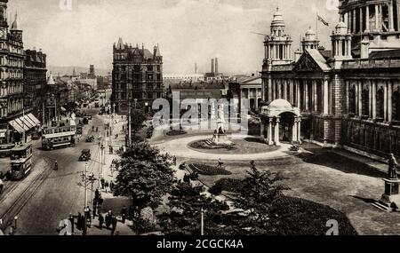 Belfast City Hall, l'edificio civico del Belfast City Council situato in Donegall Square, Belfast, Irlanda del Nord. L'edificio, progettato da Sir Alfred Brumwell Thomas in stile barocco revival, è stato costruito in pietra di Portland ed è stato aperto il 1 agosto 1906. Si affaccia a nord e divide efficacemente le aree commerciali e commerciali del centro della città. Foto Stock