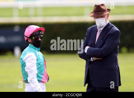 Jockey Frankie Dettori e allenatore John Gosden (a destra) prima dello Sky Sports Racing Sky 415 Condizioni Stakes durante il secondo giorno del William Hill St Leger Festival presso l'ippodromo di Doncaster. Foto Stock