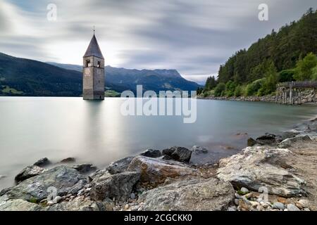 Il campanile di Curon nel lago di Resia. Val Venosta, provincia di Bolzano, Trentino Alto Adige, Italia, Europa. Foto Stock