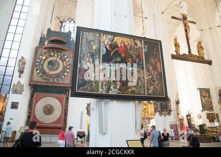 Orologio astronomico e copia del Giudizio universale di Hans Memling in gotico Bazylika Mariacka (St. Mary's Church) nella città principale nel centro storico di G. Foto Stock