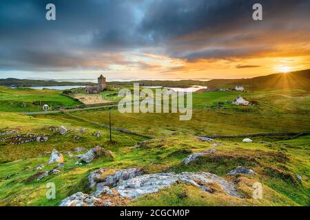 Bellissimo tramonto sul villaggio di Rodel sull'isola di Harris nelle Isole occidentali della Scozia, con la chiesa di St Clement all'estrema sinistra Foto Stock