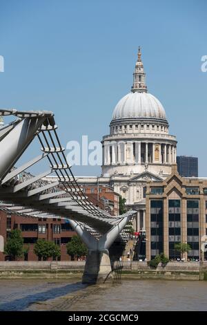 Il Millennium Bridge attraversa il Tamigi con la Cattedrale di St Paul sullo sfondo, City of London, Inghilterra. Foto Stock