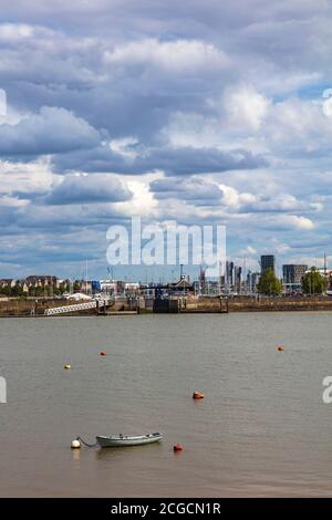 Vista sul fiume Medway verso il porto di Chatham da Lower Upnor, Kent, Regno Unito Foto Stock