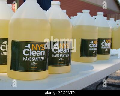 Oneonta, NY / USA - 9 luglio 2020: Caraffe gallone dello stato di New York pulito carcere-lavoro prodotto igienizzante mani in attesa di distribuzione durante l'era Covid Foto Stock