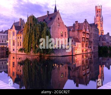 Carrozza trainata da cavalli, tour a cavallo Brugge City centrum, , bruges centro città Belgica Europa Unione europea capitale delle Fiandre europee lingua olandese fiamminga Foto Stock