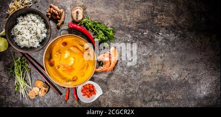 Vista dall'alto composizione di gamberi thailandesi in curry giallo serviti in ciotola, spazio libero per il testo Foto Stock