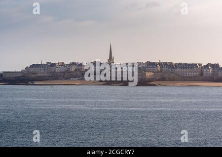 Paesaggio francese - Bretagne. Vista panoramica sulla città vecchia di Saint-Malo in Bretagna. Foto Stock