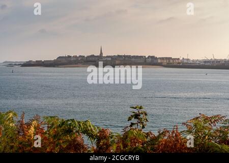 Paesaggio francese - Bretagne. Vista panoramica sulla città vecchia di Saint-Malo in Bretagna. Foto Stock