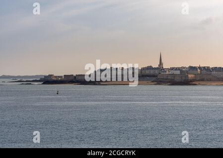 Paesaggio francese - Bretagne. Vista panoramica sulla città vecchia di Saint-Malo in Bretagna. Foto Stock