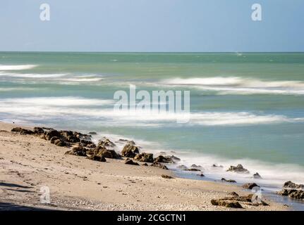 Lunga esposizione alle acque sfocate del Golfo del Messico a. Caspersen Beach a Venezia Florida USA Foto Stock