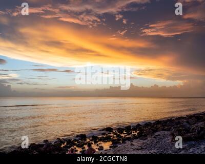 Cielo colorato al tramonto sul Golfo del Messico da Caspersen Spiaggia a Venezia Florida USA Foto Stock