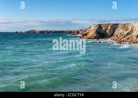 Paesaggio francese - Bretagne. Vista panoramica della costa selvaggia della Bretagna con rocce e onde. Foto Stock