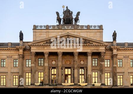 Schloss-Arkaden a Braunschweig è un buon esempio di dare nuova vita all'edificio storico. Il vecchio palazzo residenziale è trasformato in centro commerciale. Foto Stock