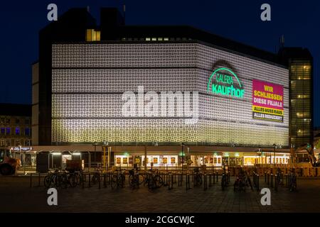 Il grande magazzino Galeria Kaufhof di Braunschweig sta avendo la vendita finale a causa della chiusura definitiva. Foto Stock