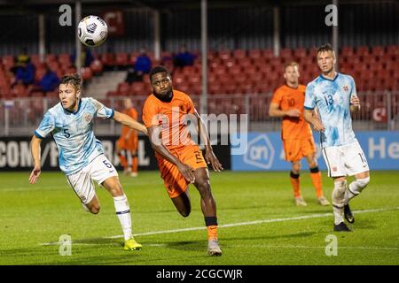 08-09-2020: Sport : Jong Oranje vs Jong Noorwegen Jong Noorwegen giocatore Fredrik Andre Bjorkan e Jong Oranje giocatore Deyovaisio Zeefuik durante il m Foto Stock