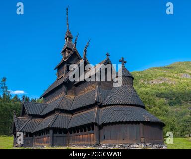 La magnifica Chiesa di Borgund Stave, Laerdal, Vestland, Norvegia. Costruito intorno al 1200 d.C. con tavole di legno a pianta basilicale. Foto Stock