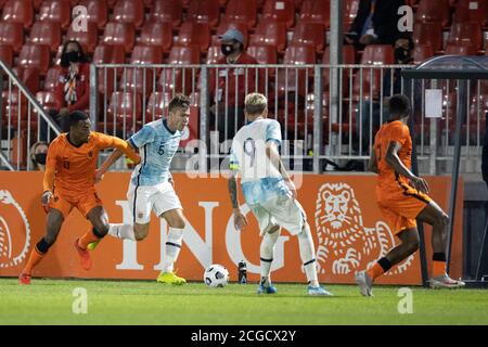 08-09-2020: Sport : Jong Oranje vs Jong Noorwegen Jong Oranje giocatore Ryan Gravenberg e Jong Noorwegen giocatore Fredrik Andre Bjorkan durante il matc Foto Stock