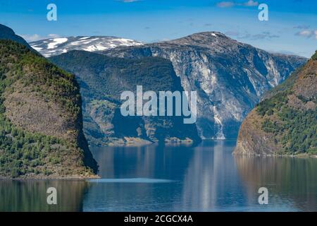 Breathtaking views of the Aurlandsfjord from the Stegastein viewpoint on Sogn og Fjordane County Road 243, Vestland, Norway Foto Stock