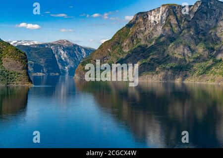Breathtaking views of the Aurlandsfjord from the Stegastein viewpoint on Sogn og Fjordane County Road 243, Vestland, Norway Foto Stock