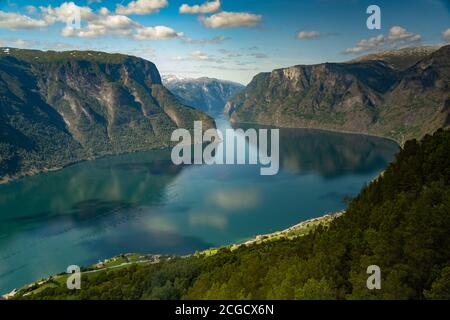 Breathtaking views of the Aurlandsfjord from the Stegastein viewpoint on Sogn og Fjordane County Road 243, Vestland, Norway Foto Stock