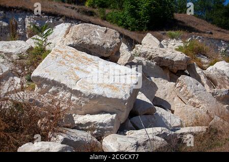 Grandi blocchi di pietra . Cava abbandonata Foto Stock