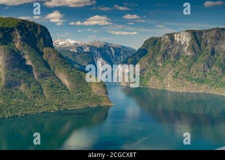 Breathtaking views of the Aurlandsfjord from the Stegastein viewpoint on Sogn og Fjordane County Road 243, Vestland, Norway Foto Stock