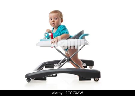 Baby walker e baby walker con giocattoli isolati su bianco Foto Stock