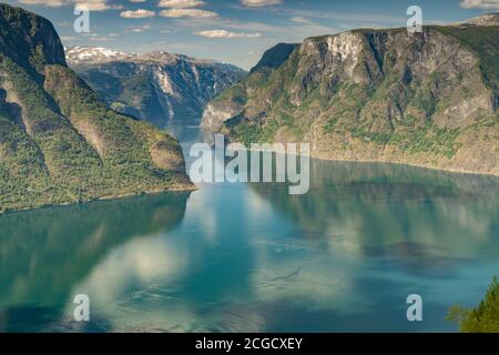 Breathtaking views of the Aurlandsfjord from the Stegastein viewpoint on Sogn og Fjordane County Road 243, Vestland, Norway Foto Stock