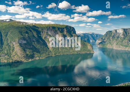 Breathtaking views of the Aurlandsfjord from the Stegastein viewpoint on Sogn og Fjordane County Road 243, Vestland, Norway Foto Stock