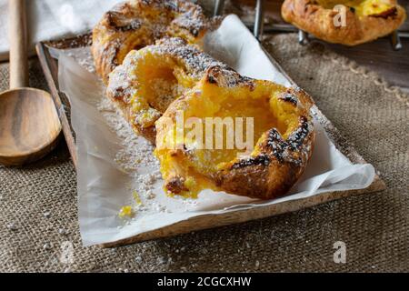 Dolci Puff fatti in casa su un piatto di legno - pronti a. mangiare Foto Stock